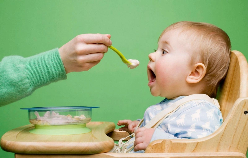 7 công thức nấu cháo gà cho bé ăn dặm đơn giản dễ làm 1