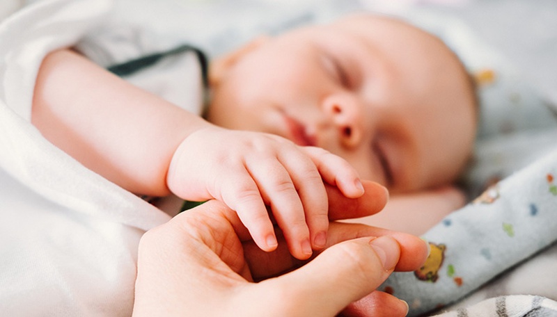 Trẻ sơ sinh ngủ nhiều không chịu dậy bú có đáng quan ngại không? 1