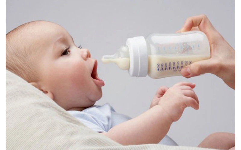 Mách mẹ kinh nghiệm đổi sữa cho trẻ sơ sinh đúng cách 1