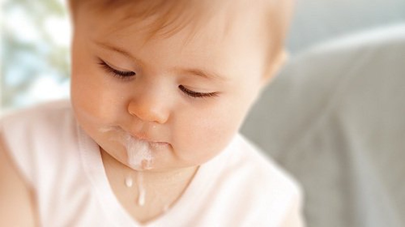 Mách mẹ cách chữa trẻ sơ sinh bị nôn trớ an toàn, hiệu quả tại nhà 1