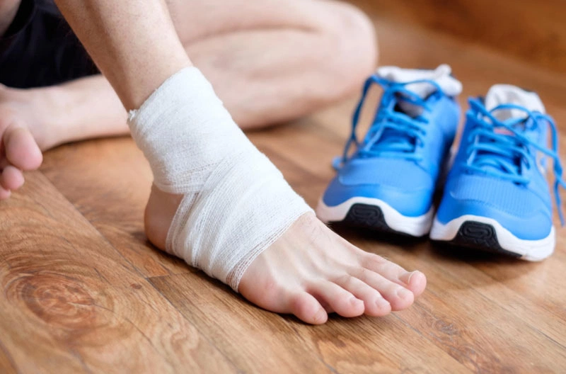 Mách bạn những cách chữa trị đá bóng bị trẹo cổ chân tại nhà 3