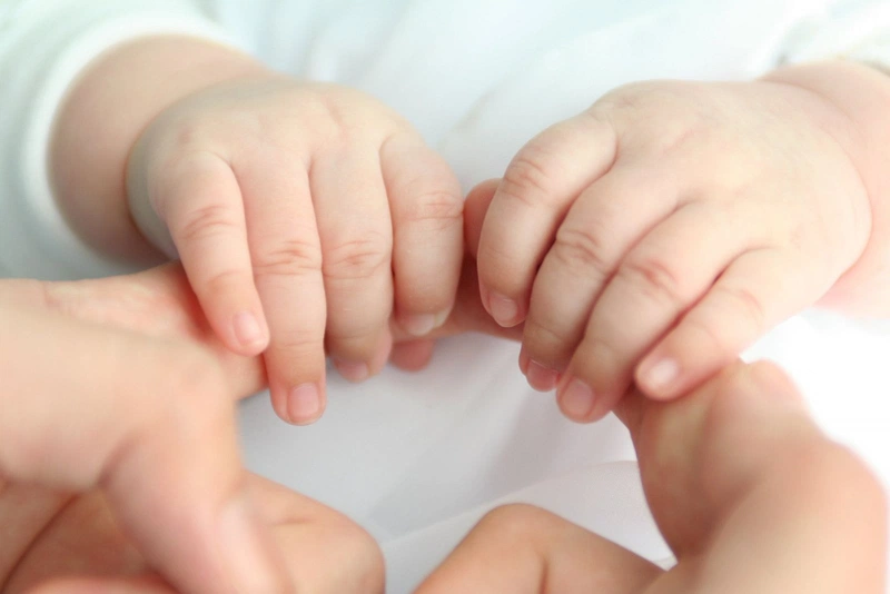 Có nên đeo bao tay cho trẻ sơ sinh không? Các lưu ý cần ghi nhớ 2