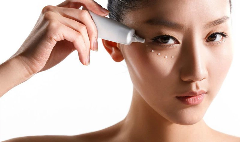 Bỏ túi ngay cách bôi kem chống nắng La Roche Posay không bị vón này nhé các nàng ơi! 4