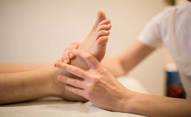 Những điều cần biết về bấm huyệt chữa bệnh bại liệt. 2