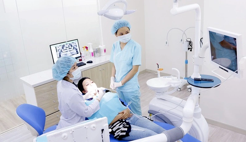 Nha sĩ thực hiện thăm khám trước khi chỉ định nhổ Nhổ răng số 8 kiêng ăn gì?