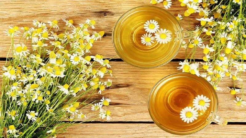 Cái ngon của trà hoa cúc mật ong nguyên vị là vị ngọt tinh tế của mật ong hòa trộn với hương thơm dịu nhẹ của hoa cúc