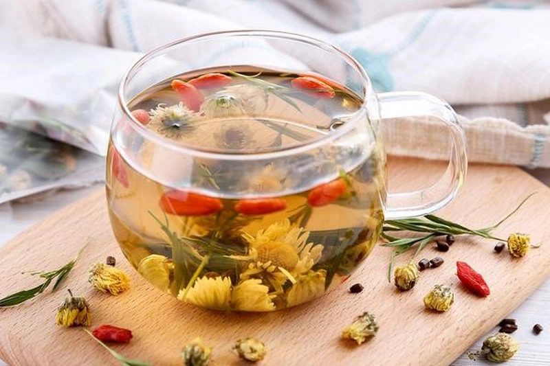 Trà hoa cúc mật ong long nhãn kỷ tử không nên uống lạnh, vì uống lúc ấm nóng sẽ giúp phát huy các vị thuốc tốt hơn