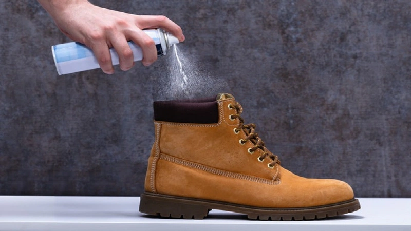 Một số loại xịt khử mùi giày có chứa các chất ion bạc kháng khuẩn cùng thành phần chiết xuất ​​thực vật ngăn ngừa nấm mốc gây ra
