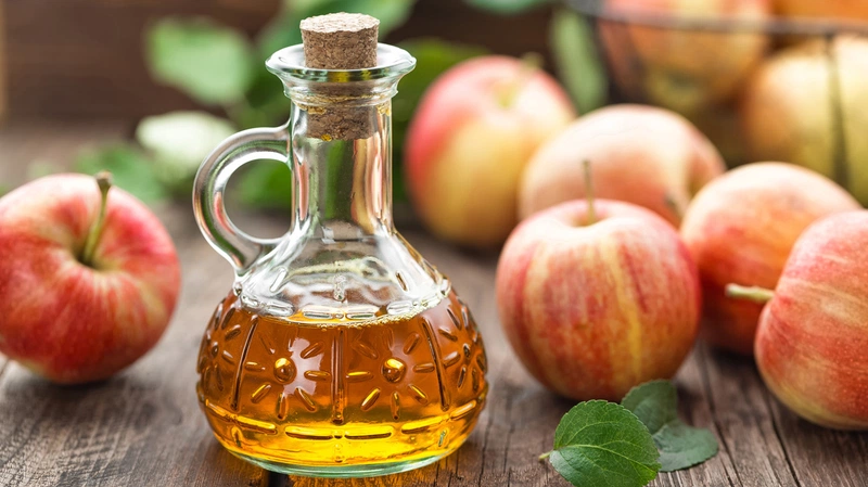 Cách chữa đi tiểu ra máu ở phụ nữ: uống mật ong và giấm táo
