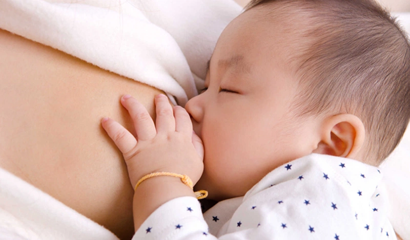 ​​​​​​​Mẹ có thể nhỏ vitamin D3 lên đầu ti rồi cho trẻ bú trực tiếp