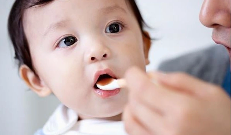 Cách uống vitamin D3 cho trẻ sơ sinh là phương pháp phổ biến nhất hiện nay