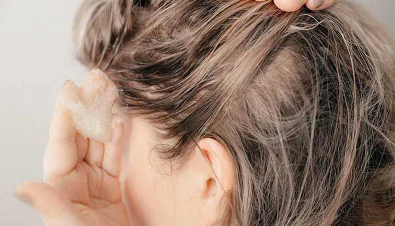 4 công thức tẩy tế bào chết da đầu cho tóc bóng khỏe
