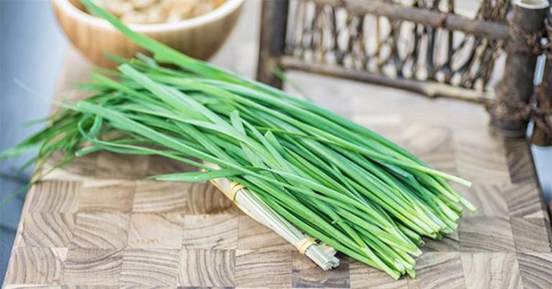 chữa viêm thanh quản bằng mật ong và lá hẹ