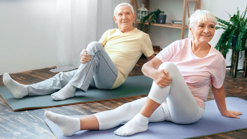 Người già tập yoga mang lại rất nhiều lợi ích cho sức khỏe cơ thể