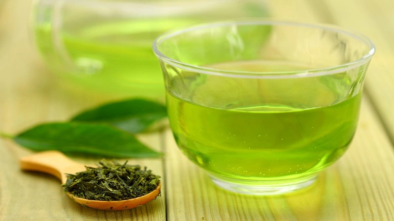 Uống trà xanh đều đặn hàng ngày là bí quyết giúp giảm cholesterol và ngăn ngừa các bệnh tim mạch