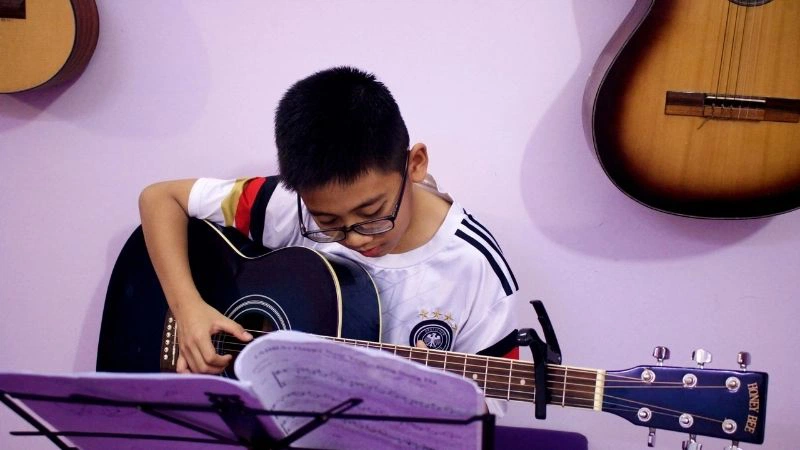 Hầu hết trẻ em từ 11 tuổi trở lên đều có thể học chơi guitar