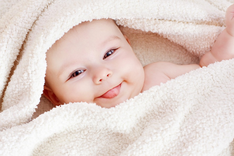 Mẹ nên ủ khăn ấm sau khi tắm cho bé