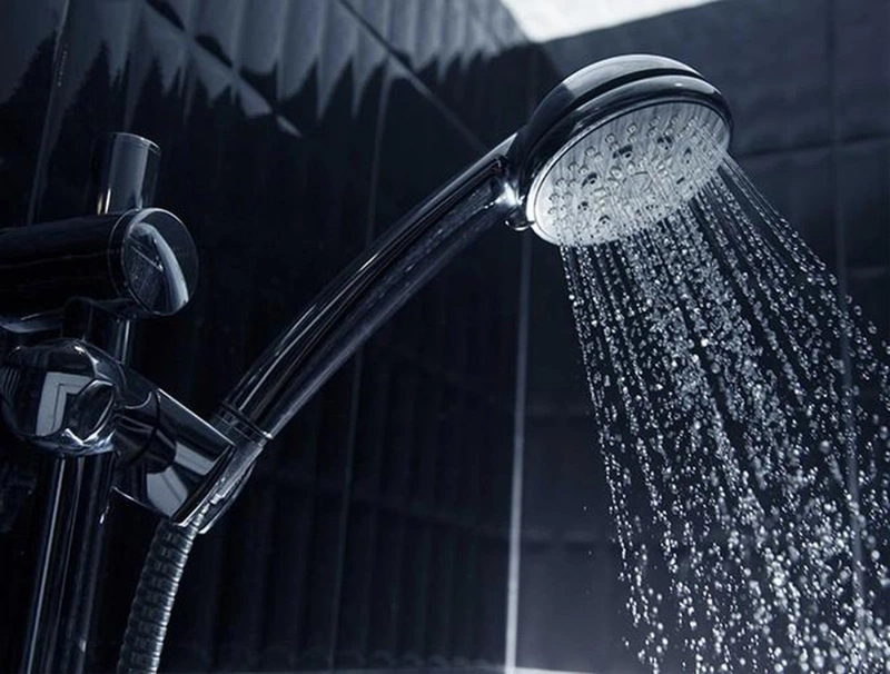 Khi nhiệt độ môi trường và nhiệt độ nước đã giảm xuống sẽ làm cho các mạch máu bị co lại gây sốc nhiệt khi tắm