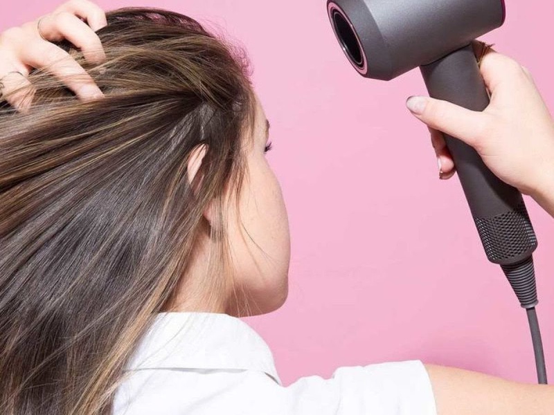 Sấy tóc để tránh cho cơ thể bị nhiễm lạnh