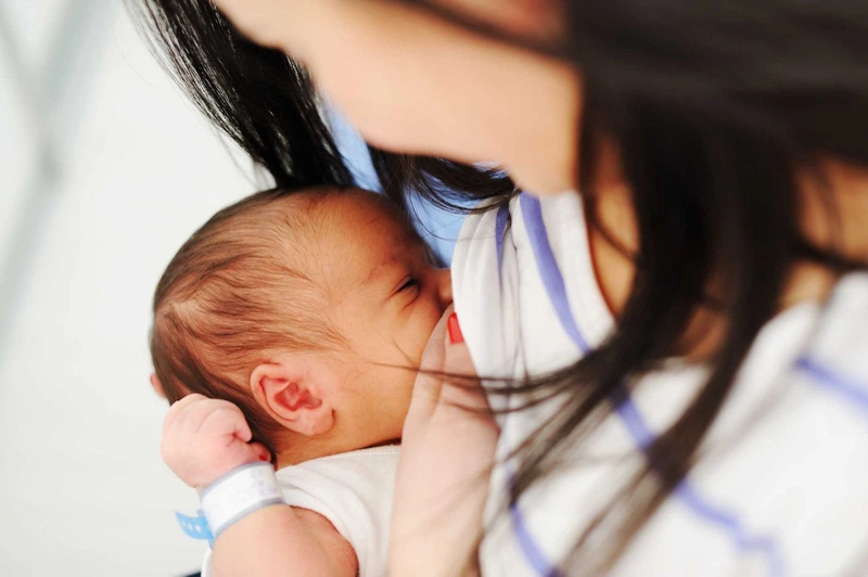 5 tư thế cho con bú dễ chịu nhất mà mẹ nên biết 3