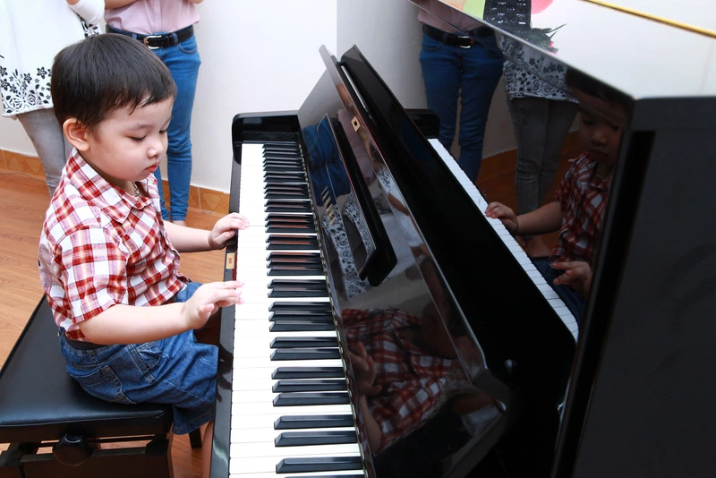 Học piano giúp các bé kích hoạt não bộ
