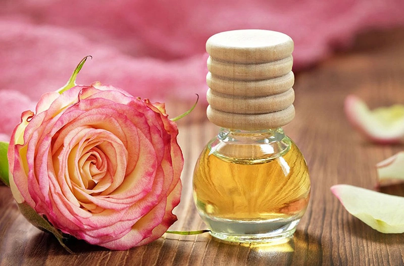 7 lợi ích tuyệt vời mà tinh dầu hoa hồng mang lại