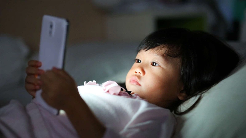7 tác hại của sử dụng điện thoại thông minh đến sự phát triển của trẻ - Nhà  thuốc FPT Long Châu