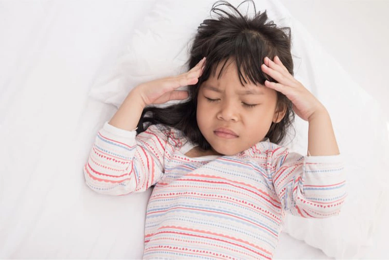 Ánh sáng màu xanh từ điện thoại gây mất ngủ cho bé, rối loạn sinh hoạt
