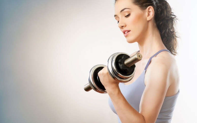 Tập tạ tay có thể giúp chị em có một cơ thể khỏe mạnh, tươi trẻ và gợi cảm
