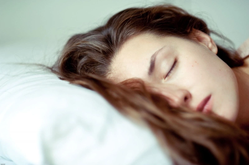 8 lý do để bạn từ bỏ thói quen để tóc ướt đi ngủ - Nhà thuốc FPT ...