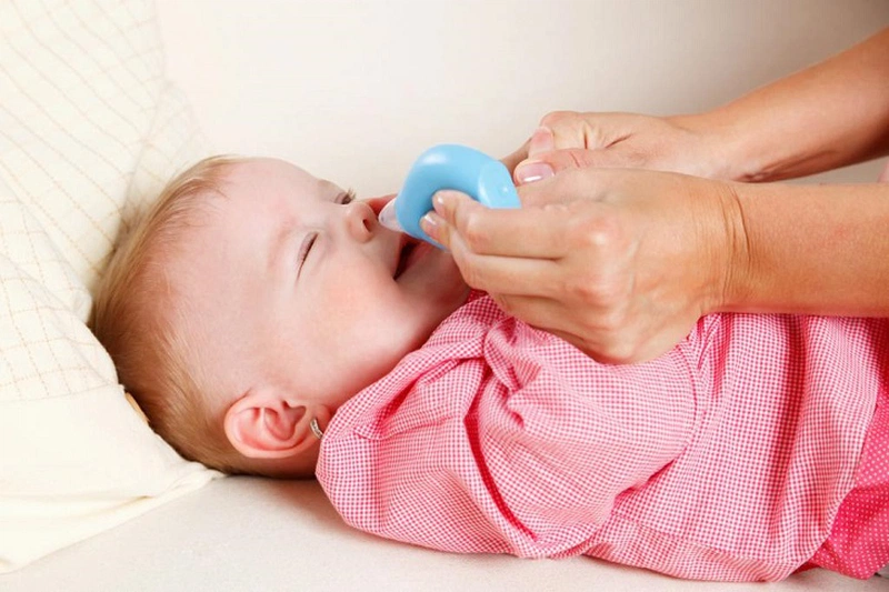 Cách rửa mũi cho trẻ sơ sinh bằng nước muối sinh lý 2