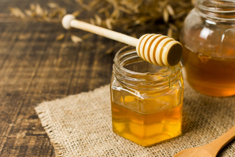 Sử dụng mật ong để làm dịu làn da sau khi bị cháy nắng là một cách hiệu quả và thông dụng mà bạn nên thử
