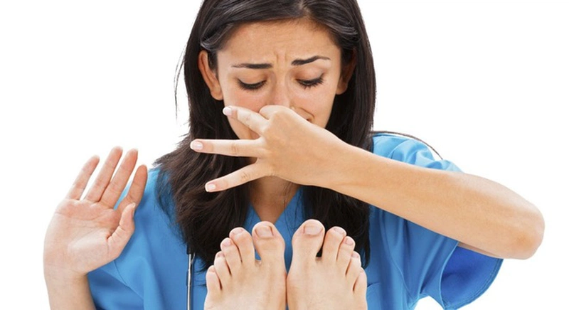 Mùi hôi chân khi đi giày tuy không ảnh hưởng trực tiếp đến sức khỏe nhưng chắc chắn gây cảm giác khó chịu cho nhiều người