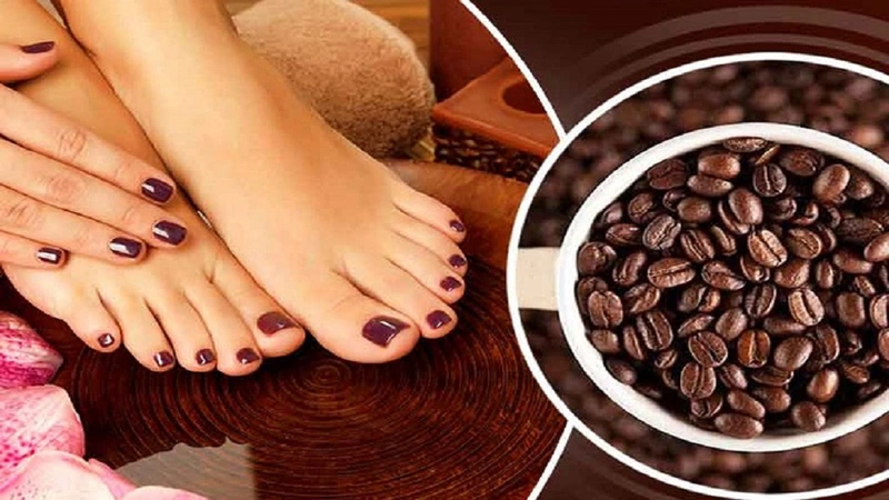 Sau khi pha cà phê, bạn có thể dùng bã cà phê để xử lý mùi hôi chân