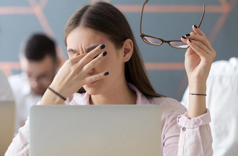 Ánh sáng xanh điện thoại có hại như thế nào đối với làn da và sức khỏe của chúng ta 2