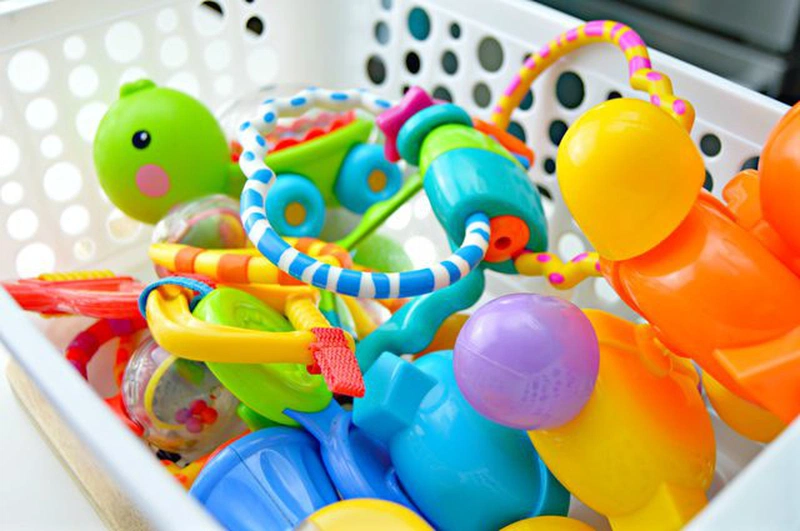 Công dụng của khăn ướt: lau chùi đồ chơi của trẻ