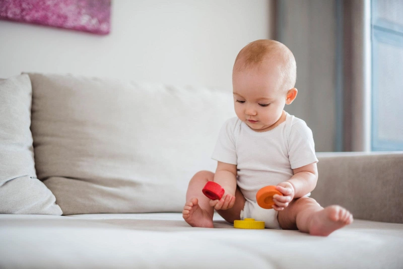 Bạn có thể để trẻ ăn thô khi bé có thể tự ngồi dậy hoặc chỉ cần nhờ sự hỗ trợ rất ít từ cha mẹ 1