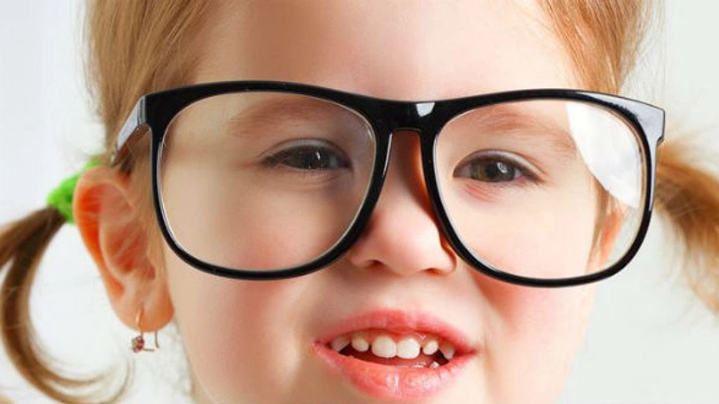 Bé 3 tuổi bị cận thị nặng biểu hiện và điều trị như thế nào? - Nhà thuốc  FPT Long Châu