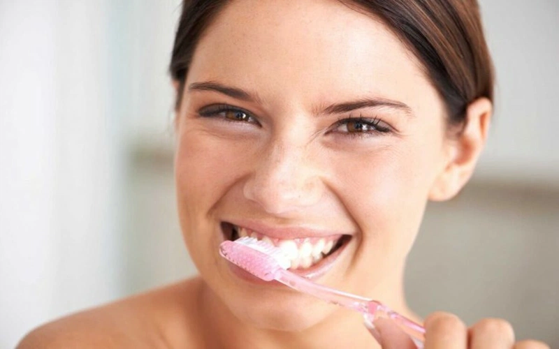 Cách phòng tránh nhiệt miệng: vệ sinh răng miệng đúng cách