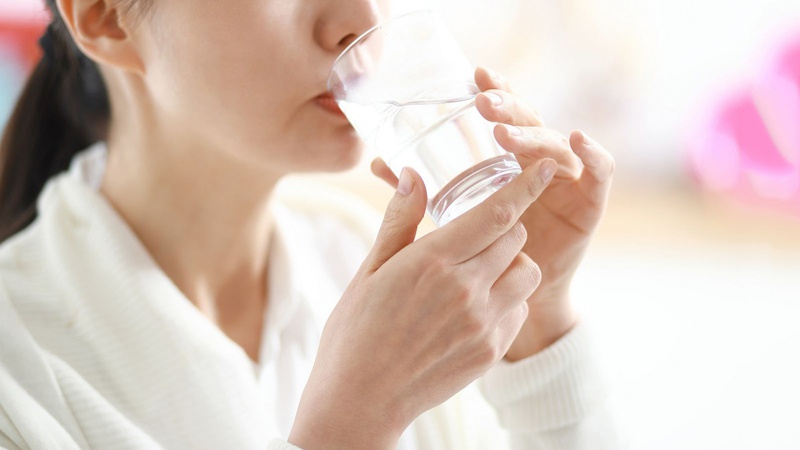 Uống nhiều nước, ăn các loại thực phẩm giàu chất chống oxy hoá giúp tăng oxy trong máu hiệu quả, an toàn