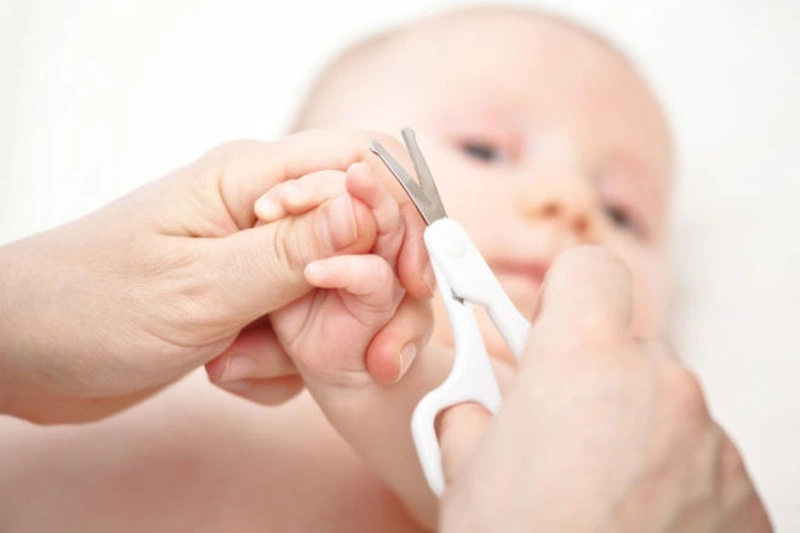 Những điều mẹ cần nên biết khi cắt móng tay cho trẻ sơ sinh. 3