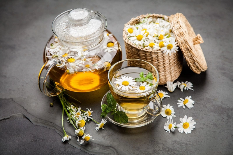 uống trà hoa cúc giúp dễ ngủ hơn