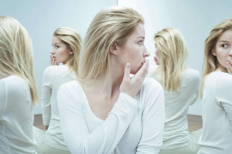 Có hai hoặc nhiều tính cách hoặc trạng thái tính cách riêng biệt là một trong những dấu hiệu nhận biết bệnh đa nhân cách 2