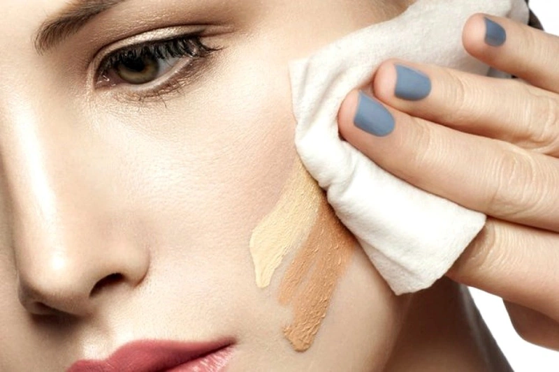 Có nên dùng khăn ướt để tẩy trang không
