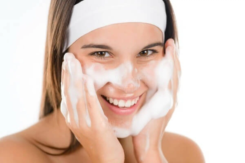 Kết hợp dùng khăn ướt và sữa rửa mặt để làm sạch da