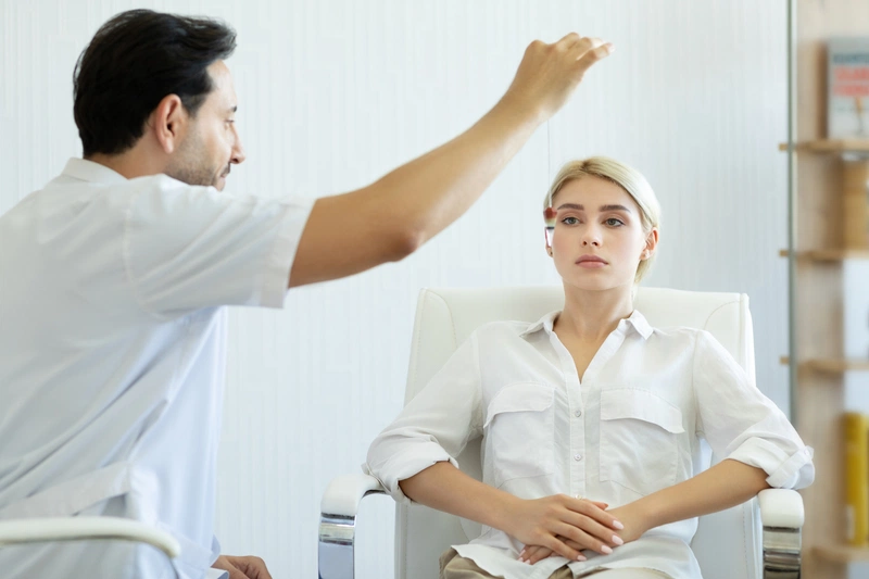 Có thể dùng liệu pháp thôi miên kết hợp với vật lý trị liệu để thống nhất tính cách 3