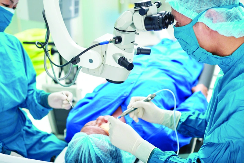 Đục thủy tinh thể đeo kính gì 3