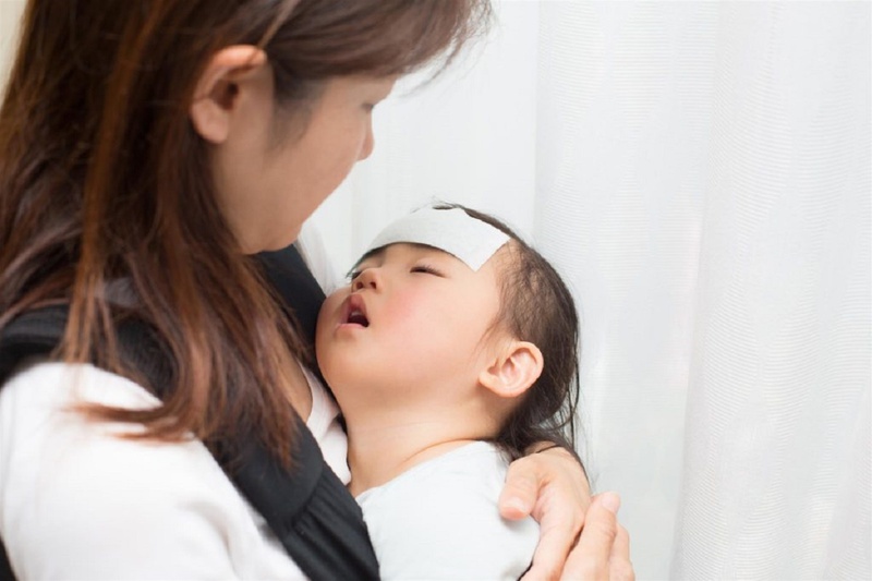 Giải đáp thắc mắc: Bé uống thuốc hạ sốt không hạ phải làm sao? 1