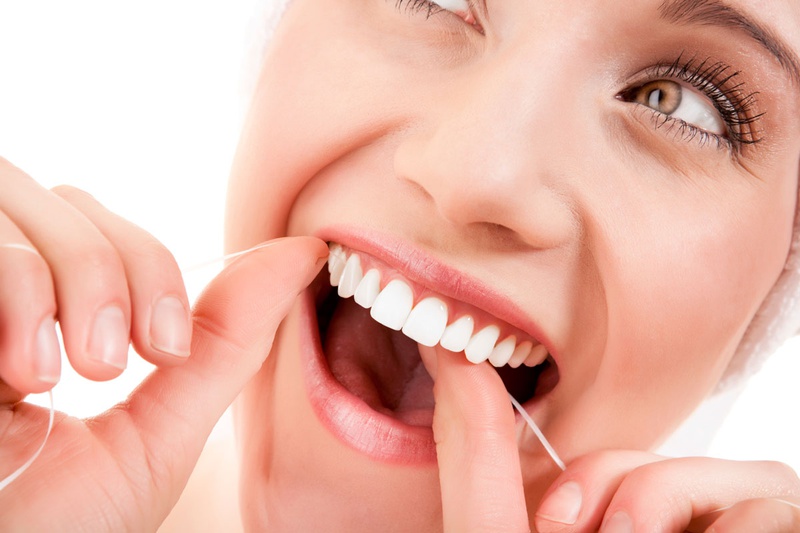 Sử dụng nước súc miệng kết hợp chỉ nha khoa để bảo vệ răng