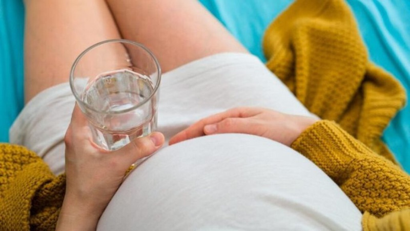 Giải đáp thắc mắc: Mẹ bầu uống nước đá được không, có ảnh hưởng đến thai nhi không? 3
